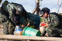 02_Spezialeinheiten-des-peruanischen-MilitÃ¤rs-bereiten-die-Sprengung-einer-illegalen-Mine-vor