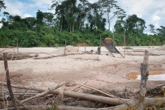 03_Eine-illegale-Mine-im-Tambopata-Nationalpark-eine-Perle-der-BiodiversitÃ¤t.-Die-Randzonen-des-Tambopata-Parks-wurden-von-den-GoldgrÃ¤bern-bereits-zerstÃ¶rt