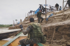 08_-Spezialeinheiten-des-peruanischen-MilitÃ¤rs-rÃ¤umen-ein-Lager-der-illegalen-GoldgrÃ¤ber.-Diese-Lager-waren-eine-BrutstÃ¤tte-der-organisierten-KriminalitÃ¤t.